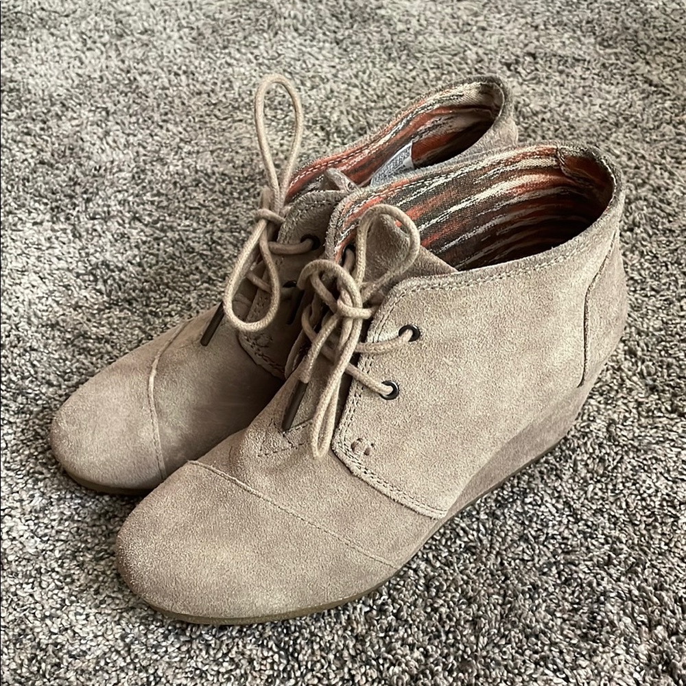 Toms Tan Wedge Shoes with Suede Finish - Picture 2 of 7